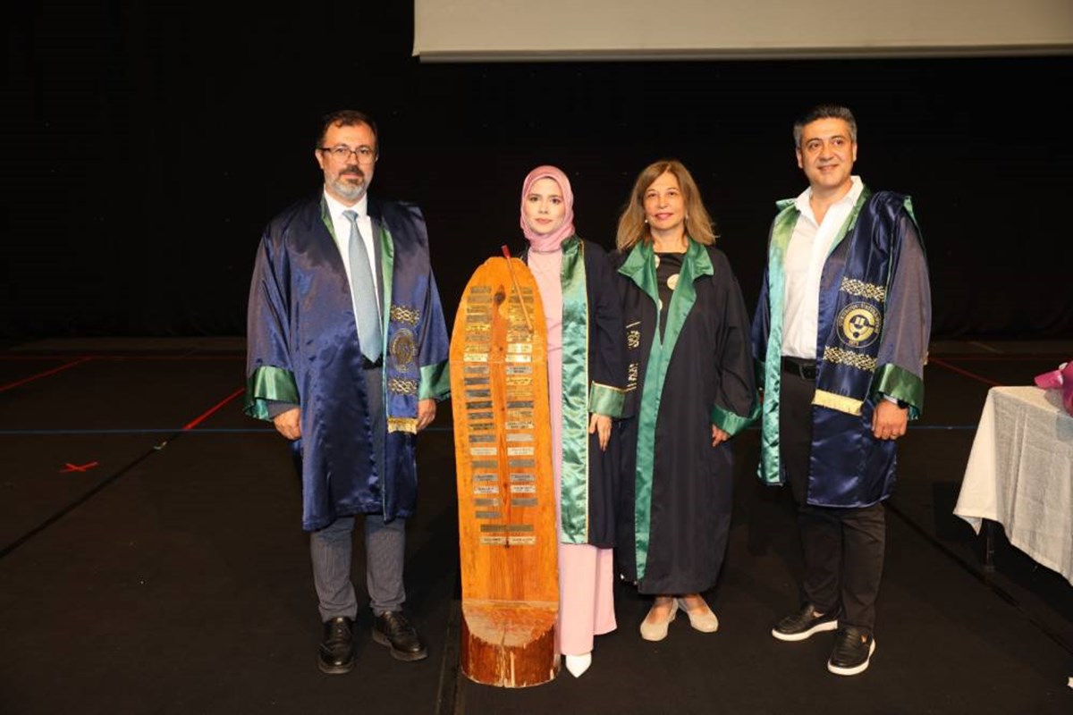Çukurova Üniversitesi Eğitim Fakültesinde Mezuniyet Sevinci