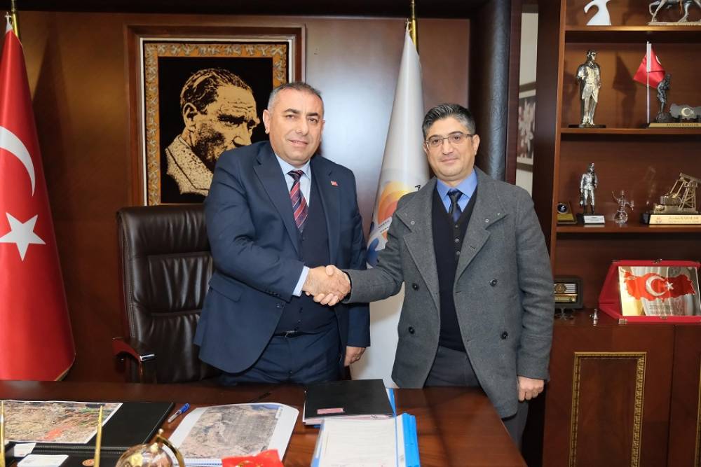  Çukurova Üniversitesi ve Adana Büyükşehir Belediyesi Arasında Veterinerlik Alanında İş Birliği Protokolü İmzalandı 